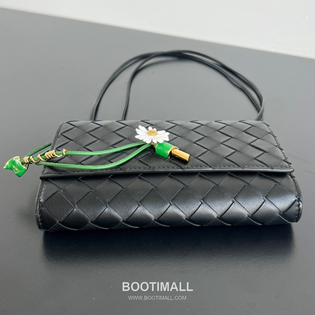 Bottega Veneta Andiamo Envelope Bag Woven Lambskin Black Crossbody Bag 보테가 베네타 안디아모 엔벨로프 백 위빙 램스킨 블랙 크로스백 19cm 6