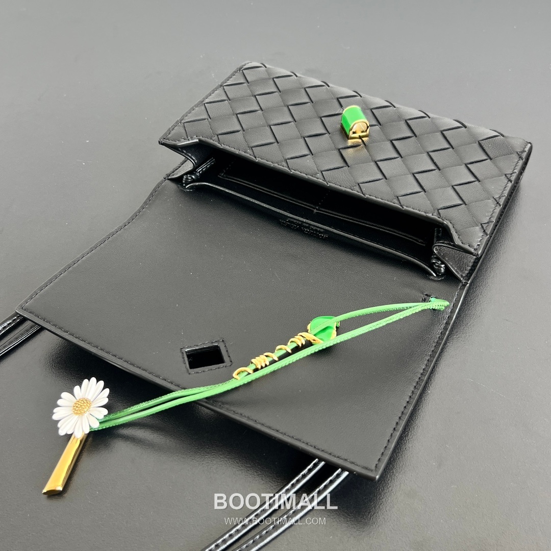 Bottega Veneta Andiamo Envelope Bag Woven Lambskin Black Crossbody Bag 보테가 베네타 안디아모 엔벨로프 백 위빙 램스킨 블랙 크로스백 19cm 7