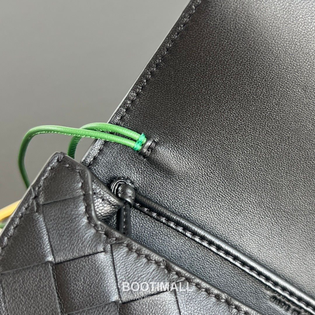 Bottega Veneta Andiamo Envelope Bag Woven Lambskin Black Crossbody Bag 보테가 베네타 안디아모 엔벨로프 백 위빙 램스킨 블랙 크로스백 19cm 9