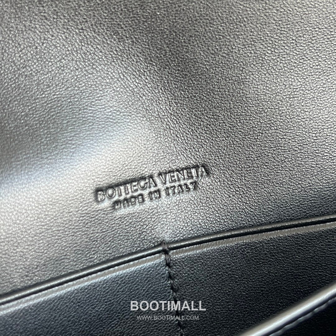 Bottega Veneta Andiamo Envelope Bag Woven Lambskin Black Crossbody Bag 보테가 베네타 안디아모 엔벨로프 백 위빙 램스킨 블랙 크로스백 19cm 10