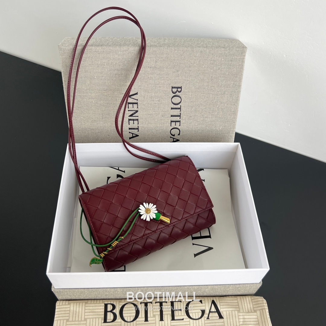 Bottega Veneta Andiamo Envelope Bag Woven Lambskin Black Crossbody Bag 보테가 베네타 안디아모 엔벨로프 백 위빙 램스킨 블랙 크로스백 19cm 1