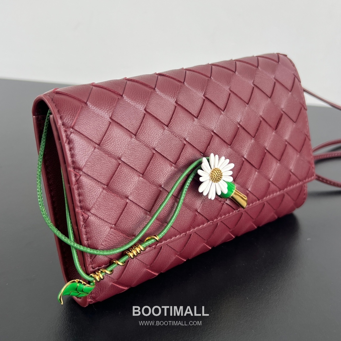 Bottega Veneta Andiamo Envelope Bag Woven Lambskin Black Crossbody Bag 보테가 베네타 안디아모 엔벨로프 백 위빙 램스킨 블랙 크로스백 19cm 3