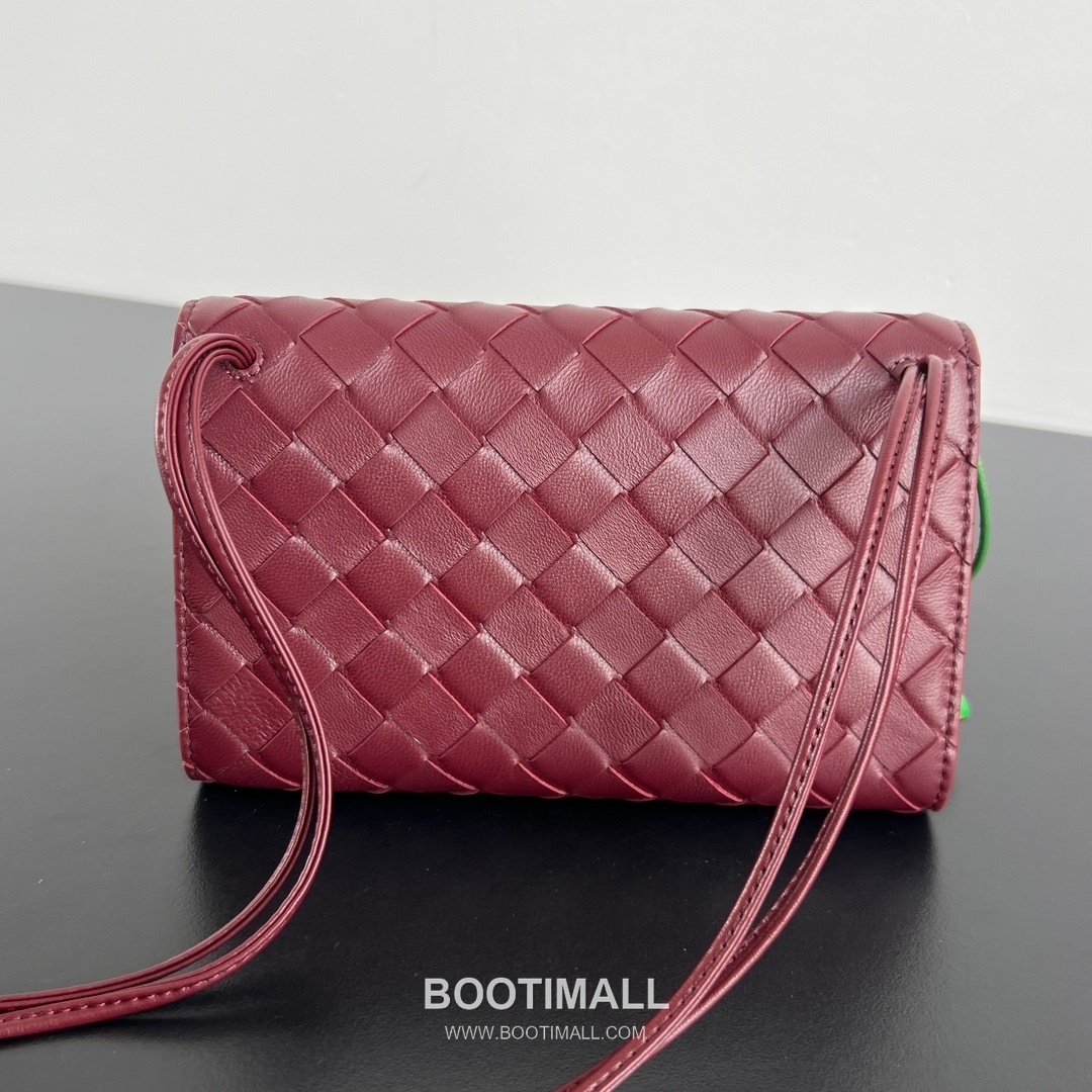 Bottega Veneta Andiamo Envelope Bag Woven Lambskin Black Crossbody Bag 보테가 베네타 안디아모 엔벨로프 백 위빙 램스킨 블랙 크로스백 19cm 4