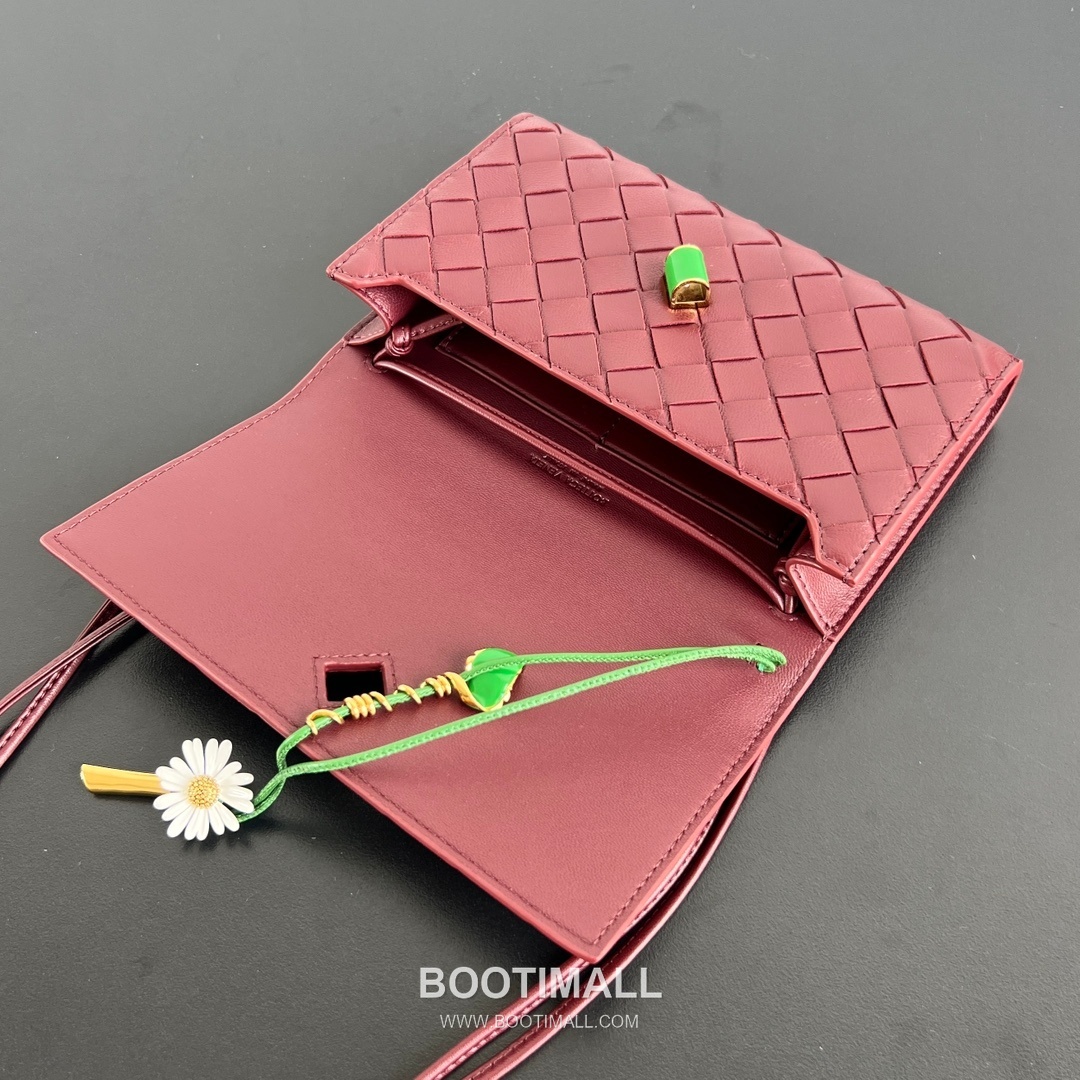 Bottega Veneta Andiamo Envelope Bag Woven Lambskin Black Crossbody Bag 보테가 베네타 안디아모 엔벨로프 백 위빙 램스킨 블랙 크로스백 19cm 7