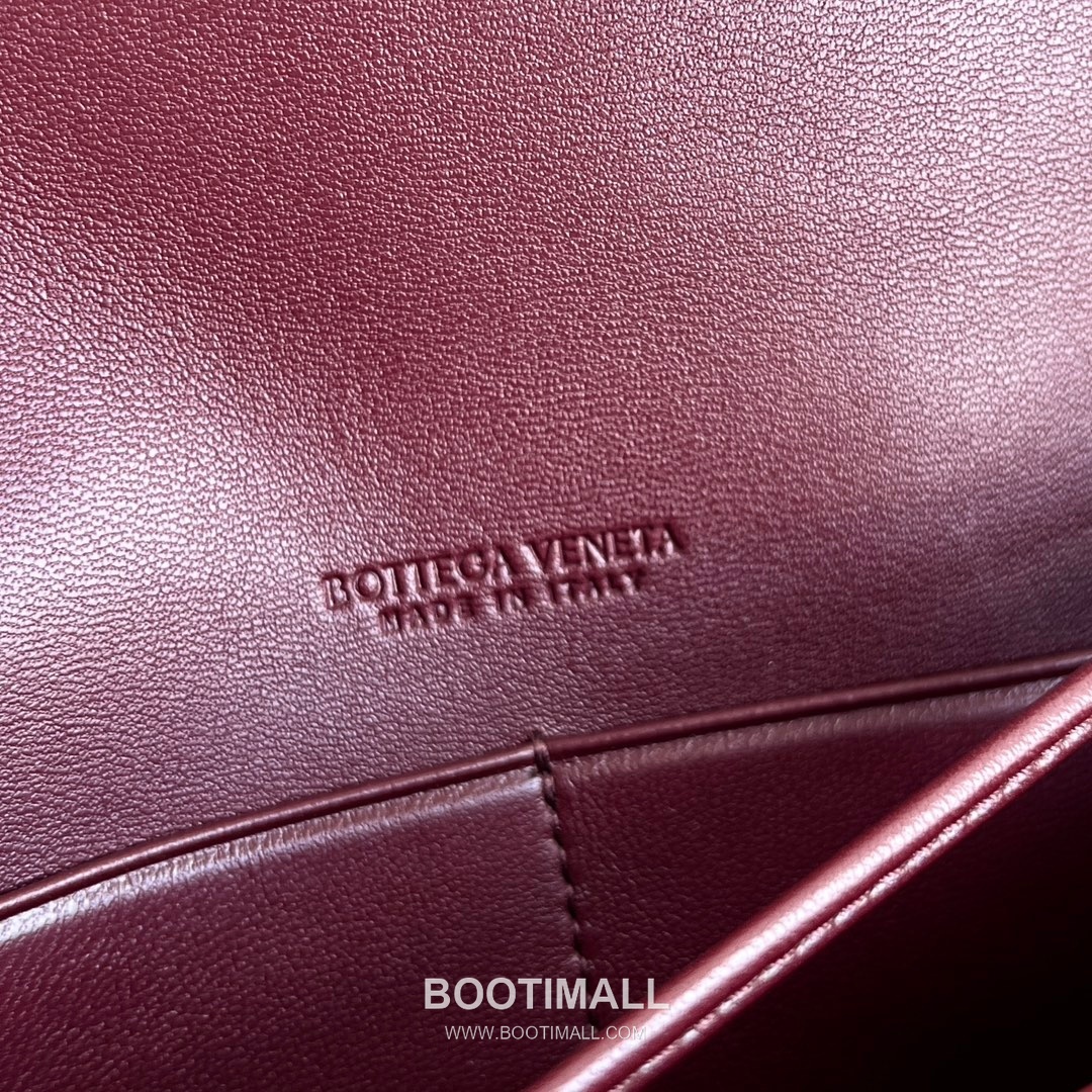 Bottega Veneta Andiamo Envelope Bag Woven Lambskin Black Crossbody Bag 보테가 베네타 안디아모 엔벨로프 백 위빙 램스킨 블랙 크로스백 19cm 10