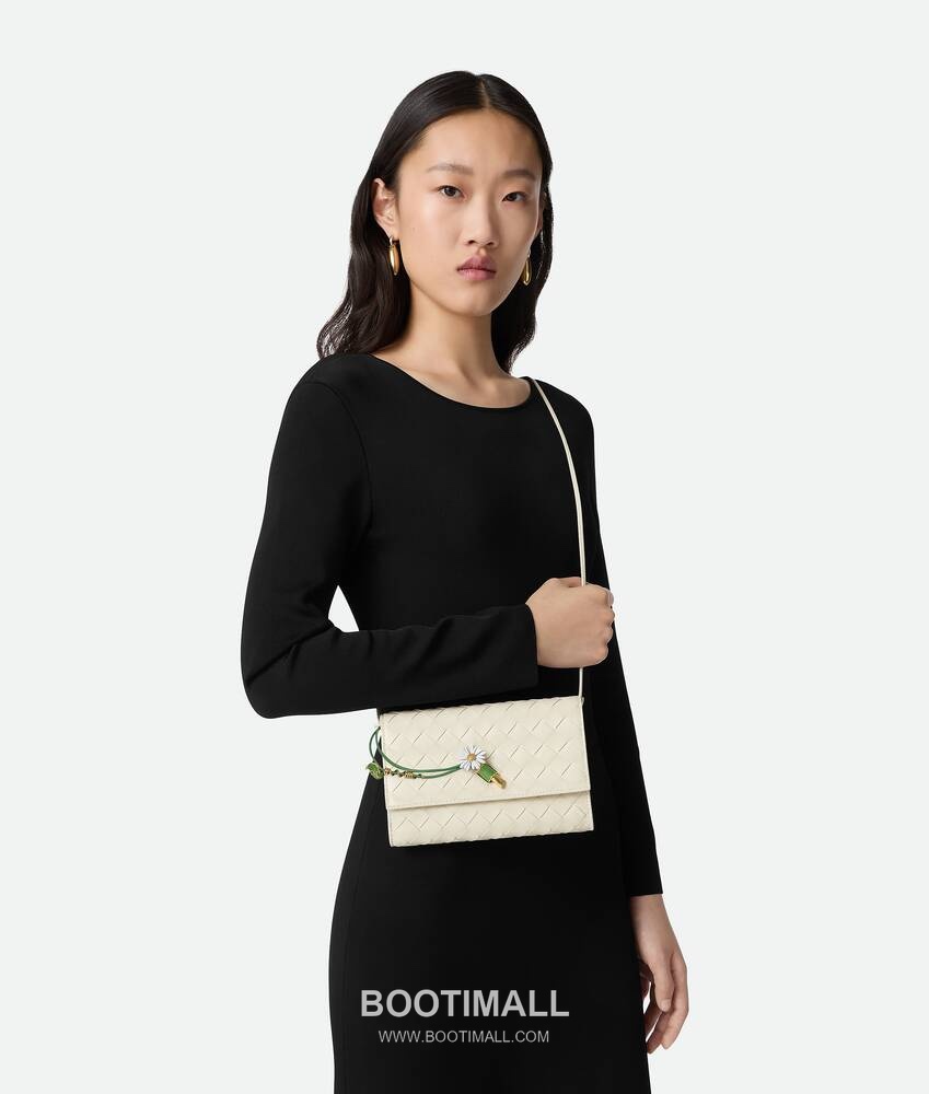 Bottega Veneta Andiamo Envelope Bag Woven Lambskin Black Crossbody Bag 보테가 베네타 안디아모 엔벨로프 백 위빙 램스킨 블랙 크로스백 19cm 3