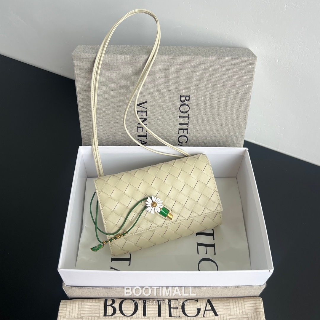 Bottega Veneta Andiamo Envelope Bag Woven Lambskin Black Crossbody Bag 보테가 베네타 안디아모 엔벨로프 백 위빙 램스킨 블랙 크로스백 19cm 4