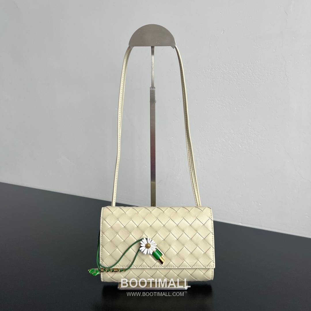Bottega Veneta Andiamo Envelope Bag Woven Lambskin Black Crossbody Bag 보테가 베네타 안디아모 엔벨로프 백 위빙 램스킨 블랙 크로스백 19cm 5