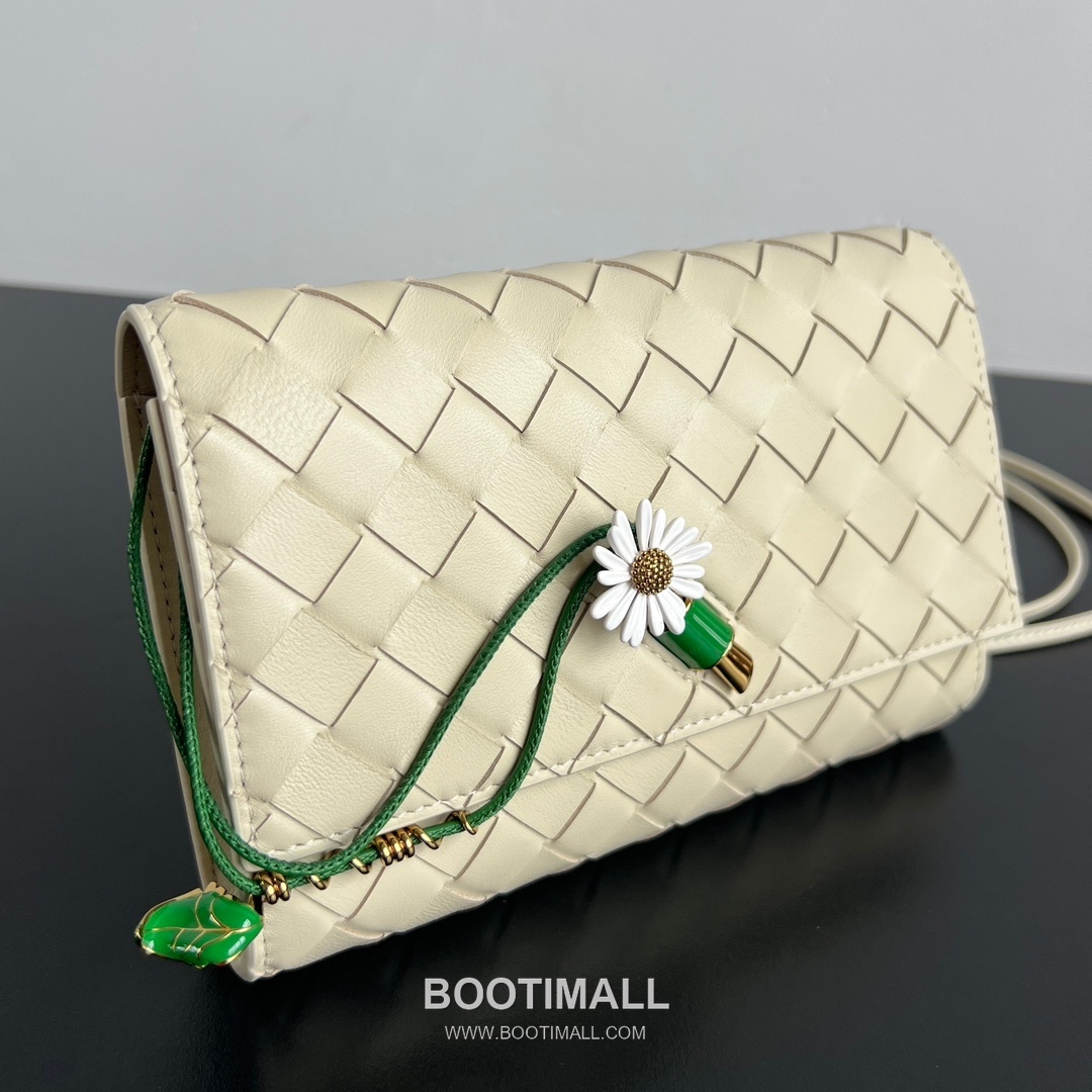 Bottega Veneta Andiamo Envelope Bag Woven Lambskin Black Crossbody Bag 보테가 베네타 안디아모 엔벨로프 백 위빙 램스킨 블랙 크로스백 19cm 6