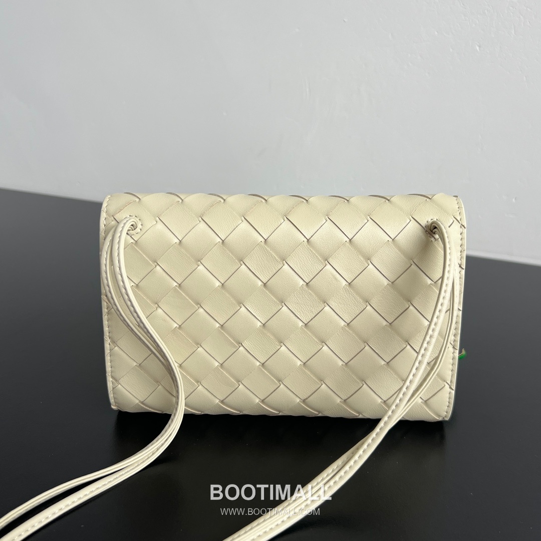 Bottega Veneta Andiamo Envelope Bag Woven Lambskin Black Crossbody Bag 보테가 베네타 안디아모 엔벨로프 백 위빙 램스킨 블랙 크로스백 19cm 7
