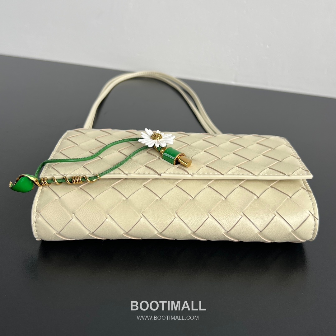 Bottega Veneta Andiamo Envelope Bag Woven Lambskin Black Crossbody Bag 보테가 베네타 안디아모 엔벨로프 백 위빙 램스킨 블랙 크로스백 19cm 8