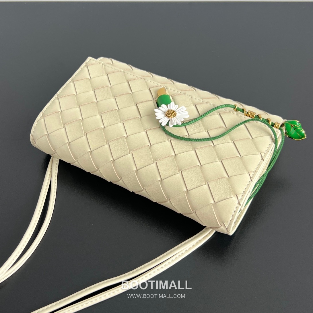 Bottega Veneta Andiamo Envelope Bag Woven Lambskin Black Crossbody Bag 보테가 베네타 안디아모 엔벨로프 백 위빙 램스킨 블랙 크로스백 19cm 9