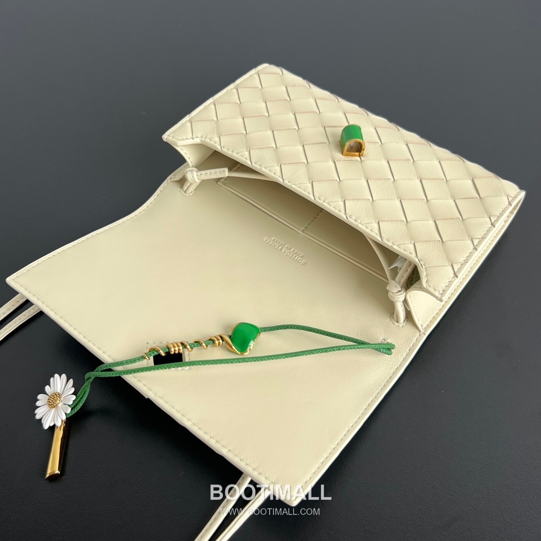 Bottega Veneta Andiamo Envelope Bag Woven Lambskin Black Crossbody Bag 보테가 베네타 안디아모 엔벨로프 백 위빙 램스킨 블랙 크로스백 19cm 10