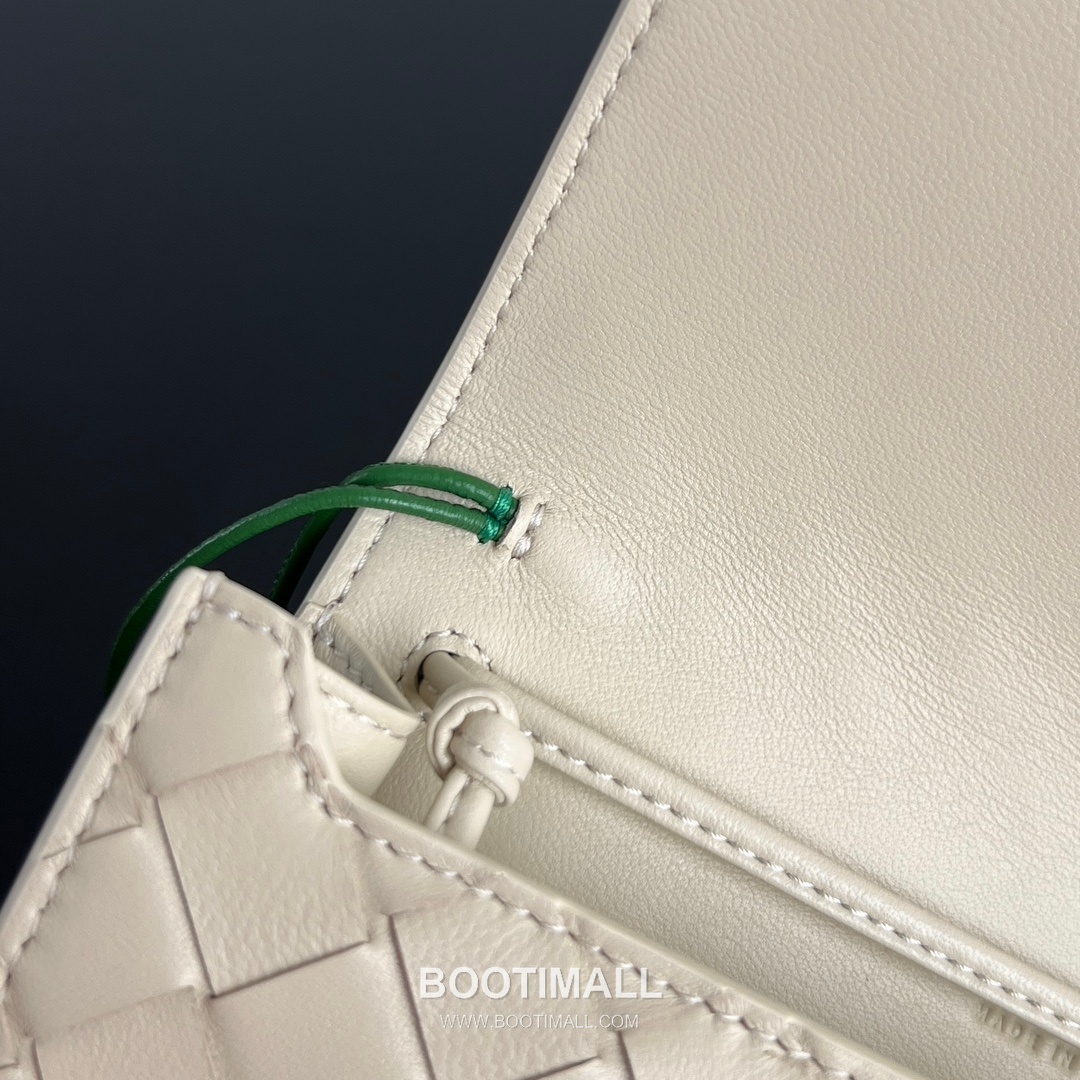 Bottega Veneta Andiamo Envelope Bag Woven Lambskin Black Crossbody Bag 보테가 베네타 안디아모 엔벨로프 백 위빙 램스킨 블랙 크로스백 19cm 12