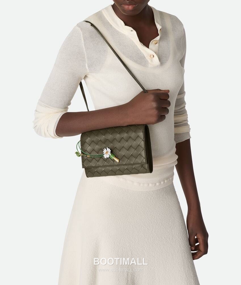 Bottega Veneta Andiamo Envelope Bag Woven Lambskin Black Crossbody Bag 보테가 베네타 안디아모 엔벨로프 백 위빙 램스킨 블랙 크로스백 19cm 3