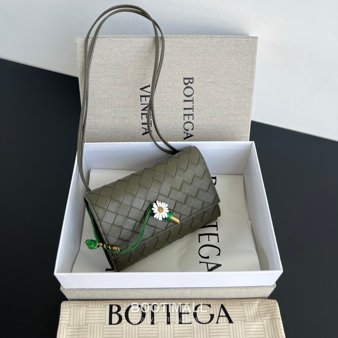 Bottega Veneta Andiamo Envelope Bag Woven Lambskin Black Crossbody Bag 보테가 베네타 안디아모 엔벨로프 백 위빙 램스킨 블랙 크로스백 19cm 4