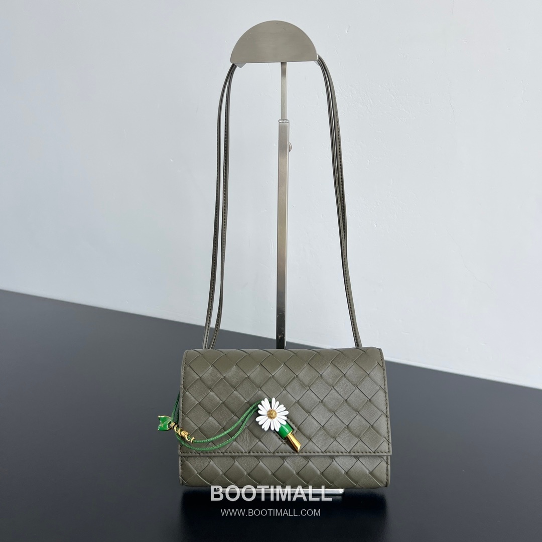 Bottega Veneta Andiamo Envelope Bag Woven Lambskin Black Crossbody Bag 보테가 베네타 안디아모 엔벨로프 백 위빙 램스킨 블랙 크로스백 19cm 5