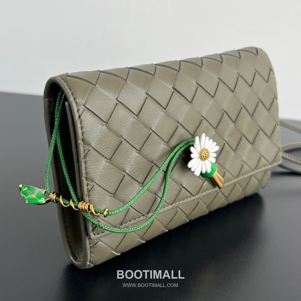 Bottega Veneta Andiamo Envelope Bag Woven Lambskin Black Crossbody Bag 보테가 베네타 안디아모 엔벨로프 백 위빙 램스킨 블랙 크로스백 19cm 6