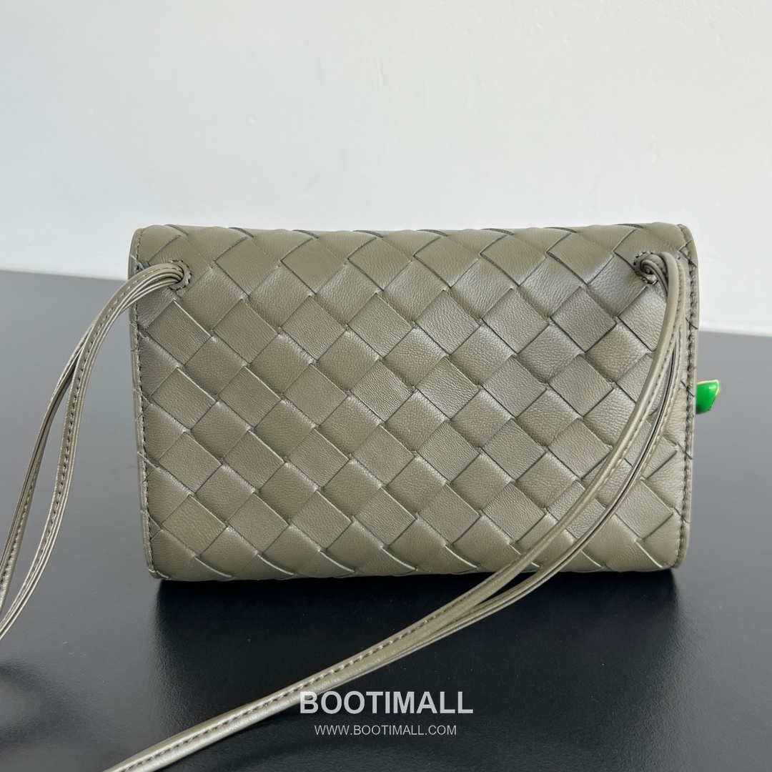 Bottega Veneta Andiamo Envelope Bag Woven Lambskin Black Crossbody Bag 보테가 베네타 안디아모 엔벨로프 백 위빙 램스킨 블랙 크로스백 19cm 7