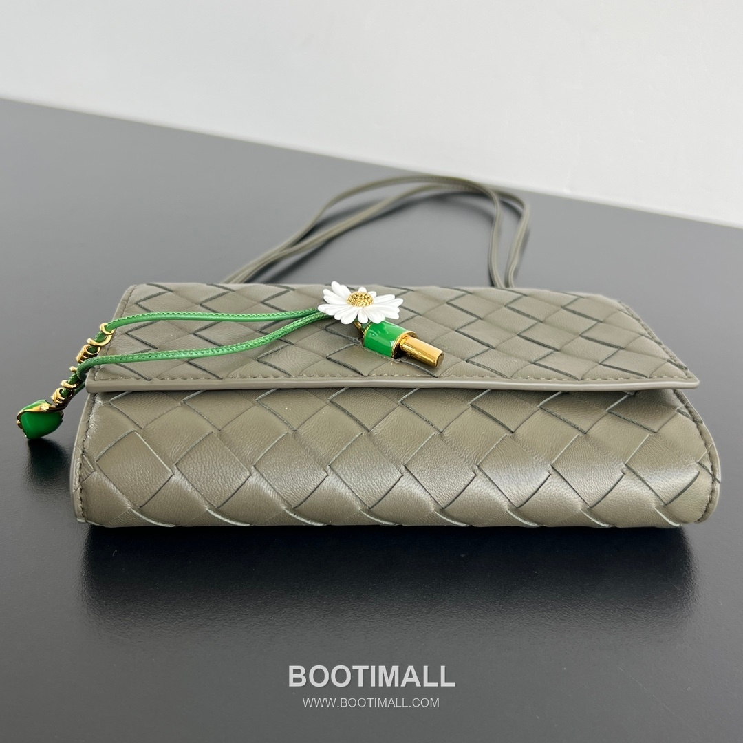 Bottega Veneta Andiamo Envelope Bag Woven Lambskin Black Crossbody Bag 보테가 베네타 안디아모 엔벨로프 백 위빙 램스킨 블랙 크로스백 19cm 8