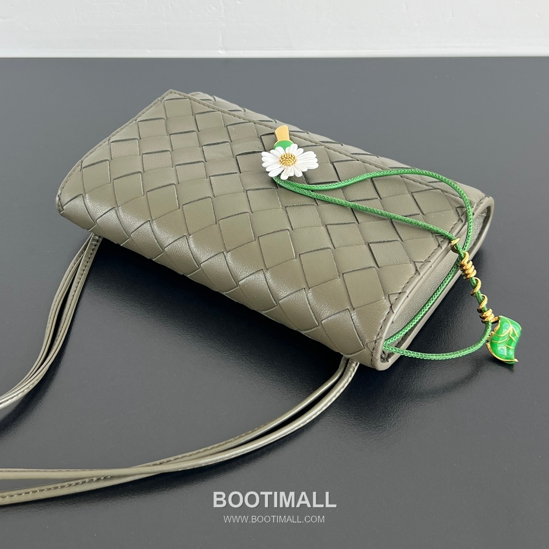 Bottega Veneta Andiamo Envelope Bag Woven Lambskin Black Crossbody Bag 보테가 베네타 안디아모 엔벨로프 백 위빙 램스킨 블랙 크로스백 19cm 9