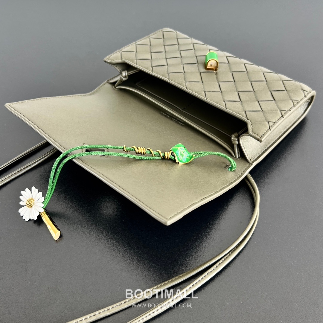 Bottega Veneta Andiamo Envelope Bag Woven Lambskin Black Crossbody Bag 보테가 베네타 안디아모 엔벨로프 백 위빙 램스킨 블랙 크로스백 19cm 10