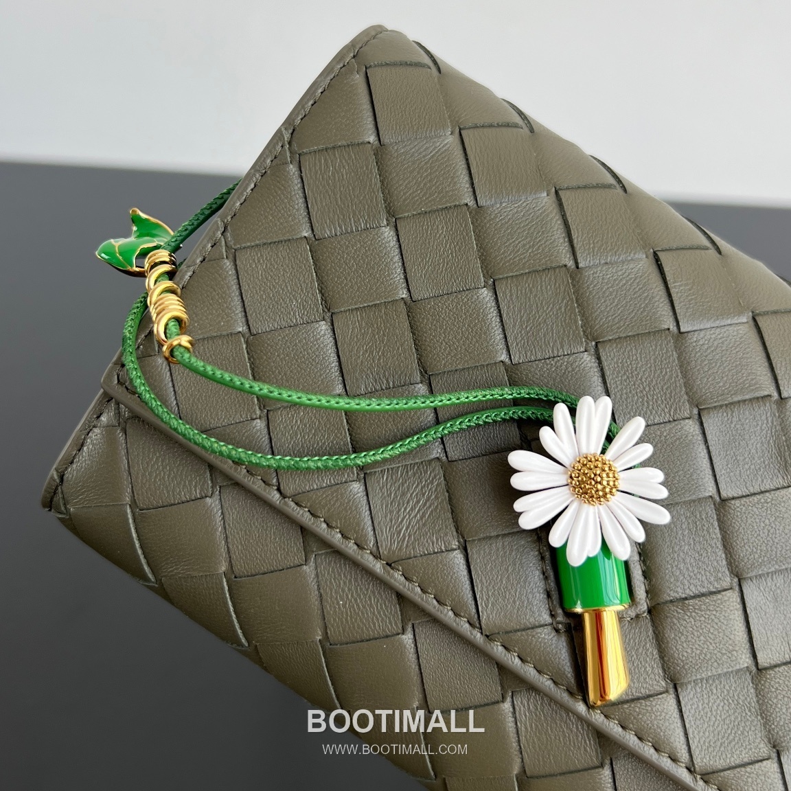 Bottega Veneta Andiamo Envelope Bag Woven Lambskin Black Crossbody Bag 보테가 베네타 안디아모 엔벨로프 백 위빙 램스킨 블랙 크로스백 19cm 11