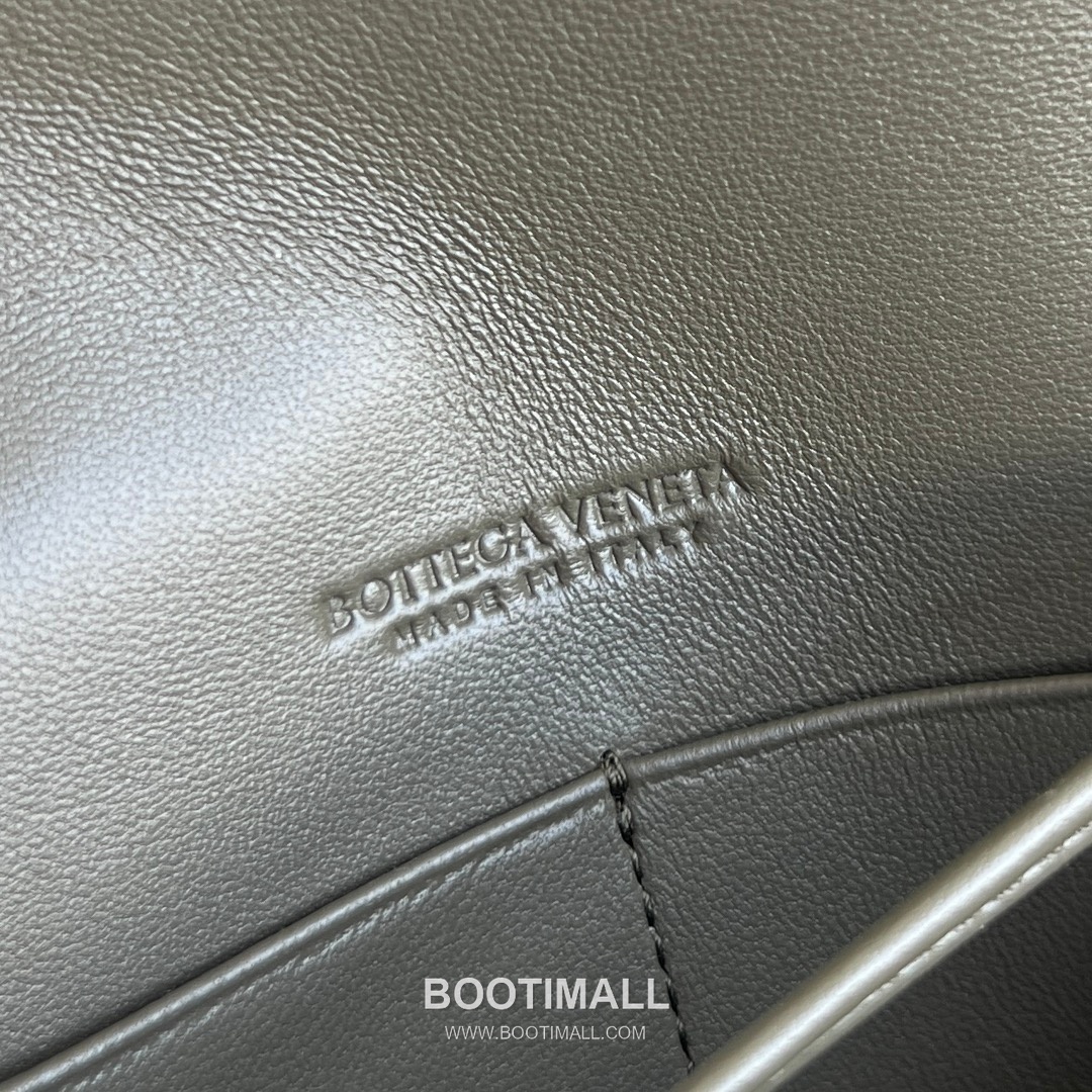 Bottega Veneta Andiamo Envelope Bag Woven Lambskin Black Crossbody Bag 보테가 베네타 안디아모 엔벨로프 백 위빙 램스킨 블랙 크로스백 19cm 12