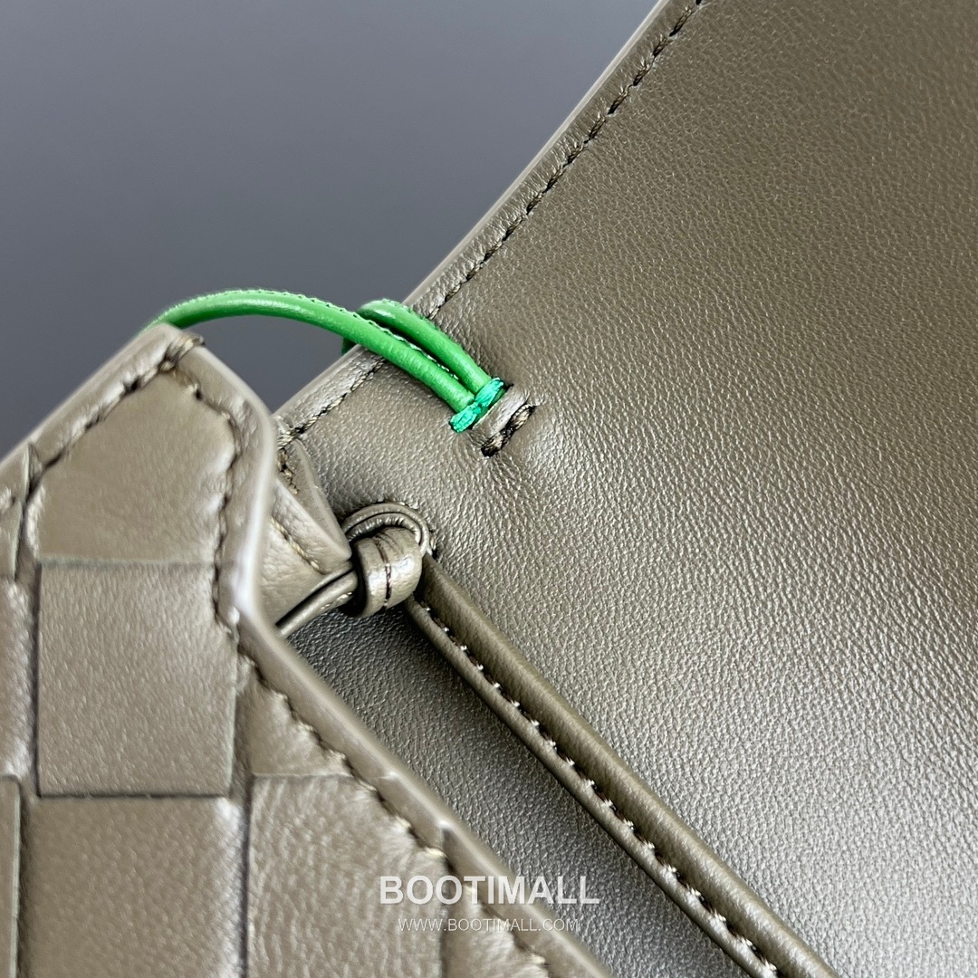 Bottega Veneta Andiamo Envelope Bag Woven Lambskin Black Crossbody Bag 보테가 베네타 안디아모 엔벨로프 백 위빙 램스킨 블랙 크로스백 19cm 13