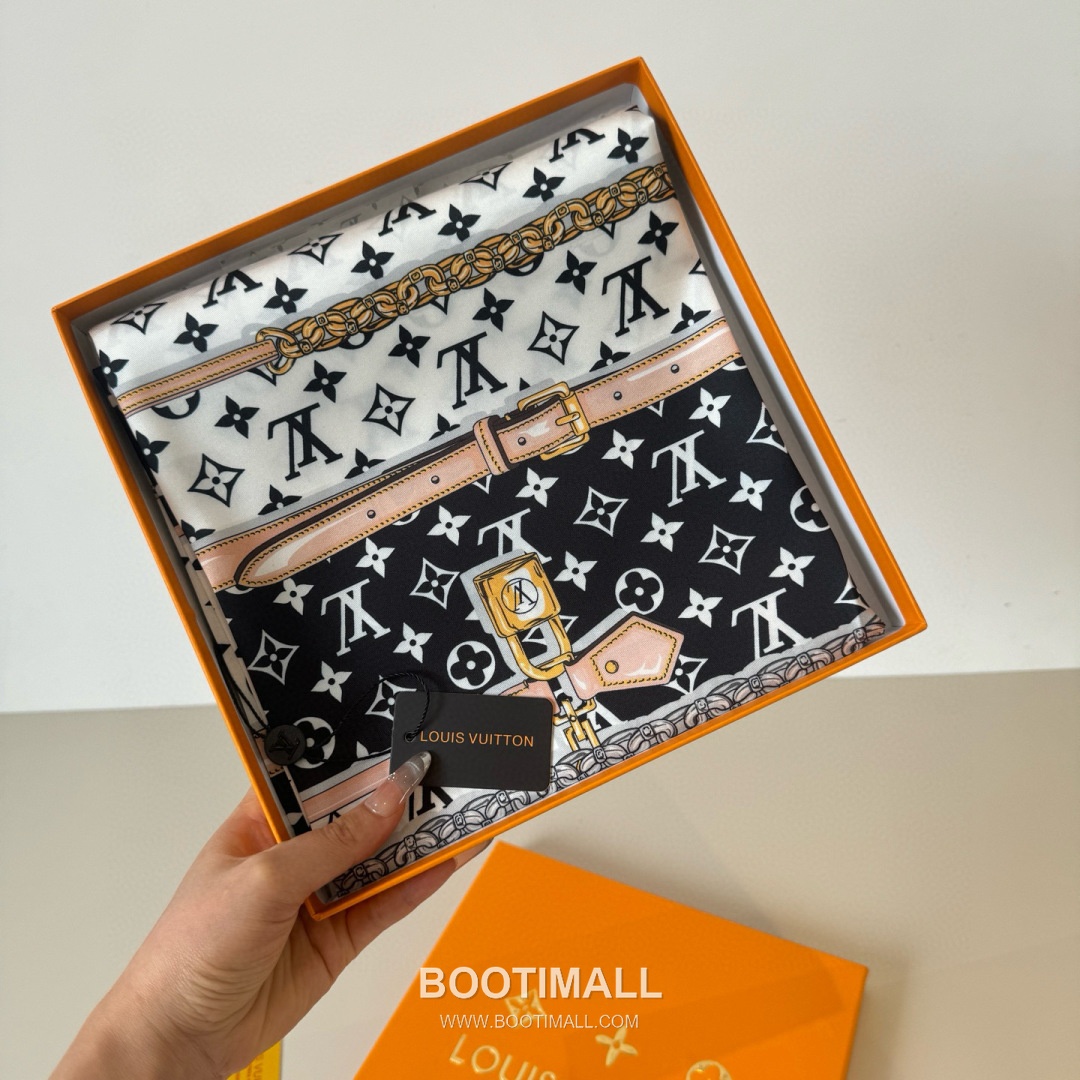Louis Vuitton Monogram Square Scarf Twill Silk Black Belt 루이비통 모노그램 스퀘어 스카프 트윌 실크 블랙 벨트 90X90cm 2