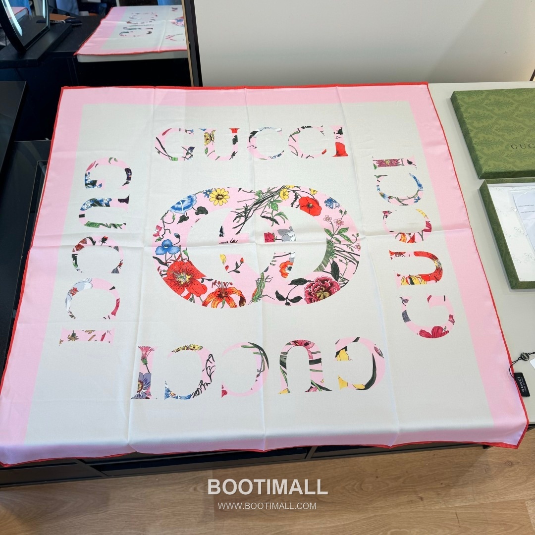 Gucci Logo Floral Square Silk Twill Multicolor Scarf 구찌 로고 플로럴 스퀘어 실크 트윌 멀티컬러 스카프 90×90cm 2