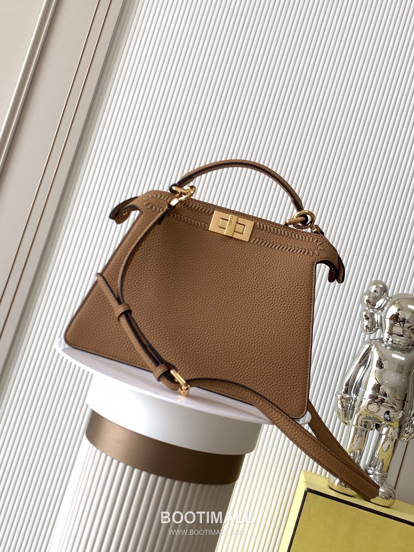 Fendi Peekaboo ISeeU Petite Calfskin Black Top Handle Bag 펜디 피카부 아이씨유 쁘띠 카프스킨 블랙 탑핸들백 27cm 2