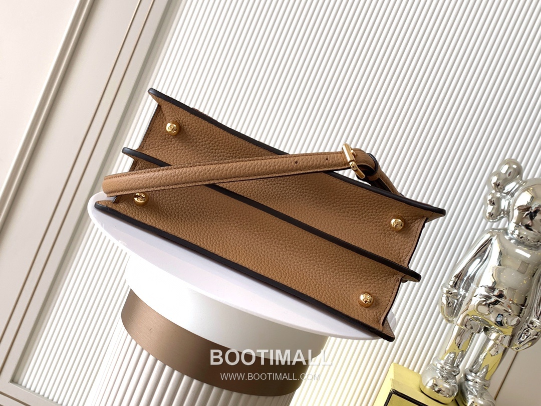 Fendi Peekaboo ISeeU Petite Calfskin Black Top Handle Bag 펜디 피카부 아이씨유 쁘띠 카프스킨 블랙 탑핸들백 27cm 4