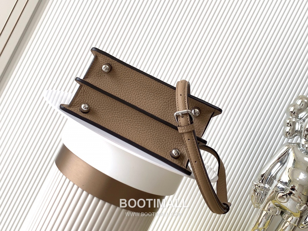 Fendi Peekaboo ISeeU Petite Calfskin Brown Top Handle Bag 펜디 피카부 아이씨유 쁘띠 카프스킨 브라운 탑핸들백 20cm 4