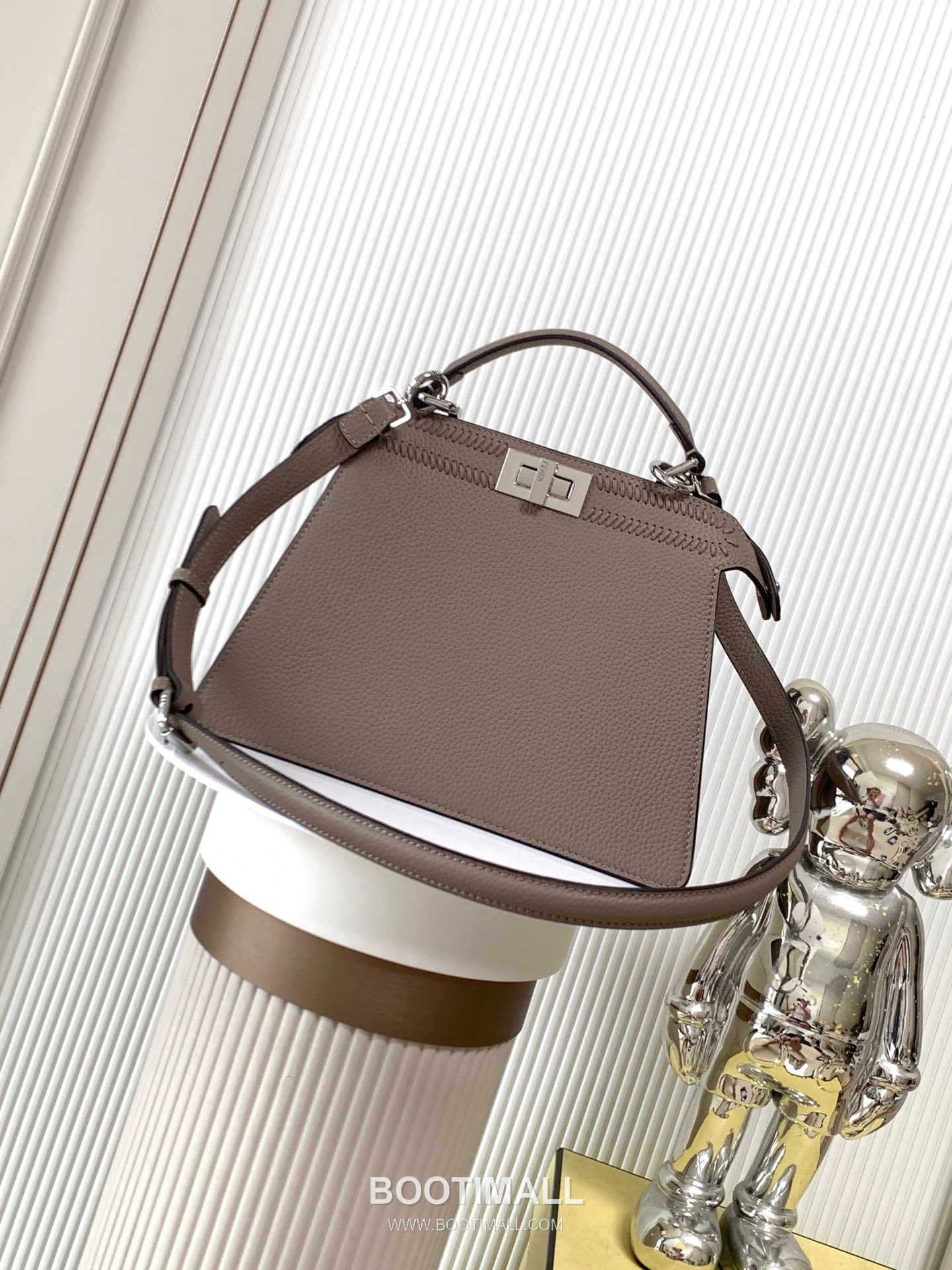 Fendi Peekaboo ISeeU Petite Calfskin Black Top Handle Bag 펜디 피카부 아이씨유 쁘띠 카프스킨 블랙 탑핸들백 27cm 2