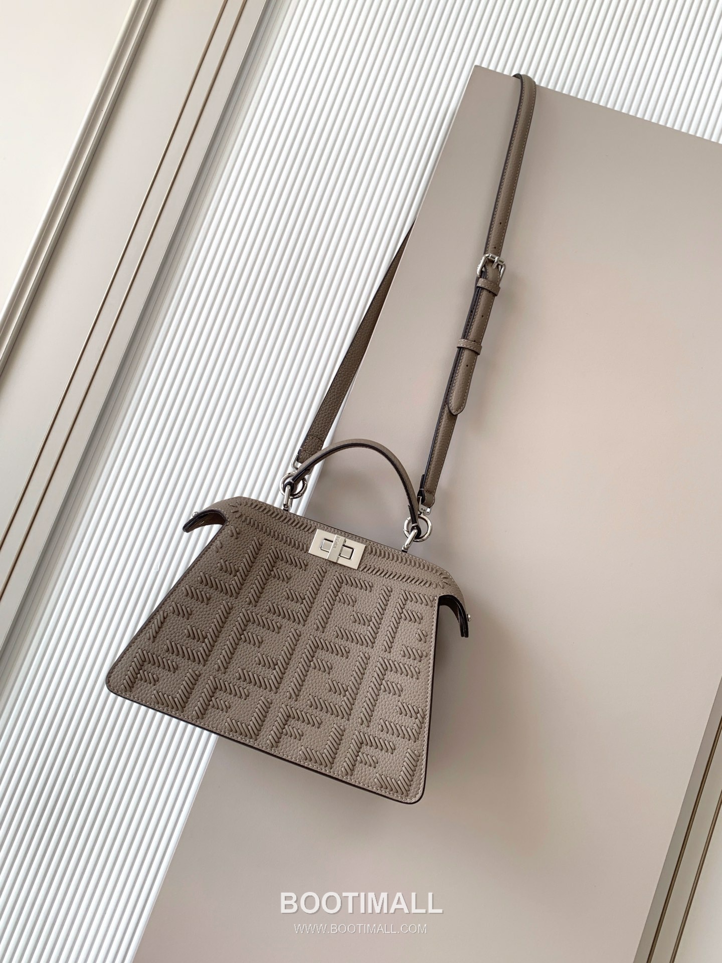 Fendi Peekaboo ISeeU Petite Calfskin Black Top Handle Bag 펜디 피카부 아이씨유 쁘띠 카프스킨 블랙 탑핸들백 27cm 9