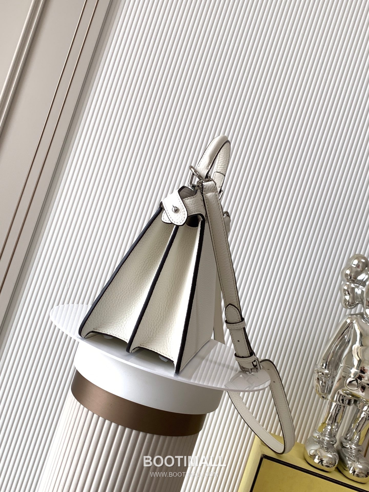 Fendi Peekaboo ISeeU Petite Calfskin Black Top Handle Bag 펜디 피카부 아이씨유 쁘띠 카프스킨 블랙 탑핸들백 27cm 3