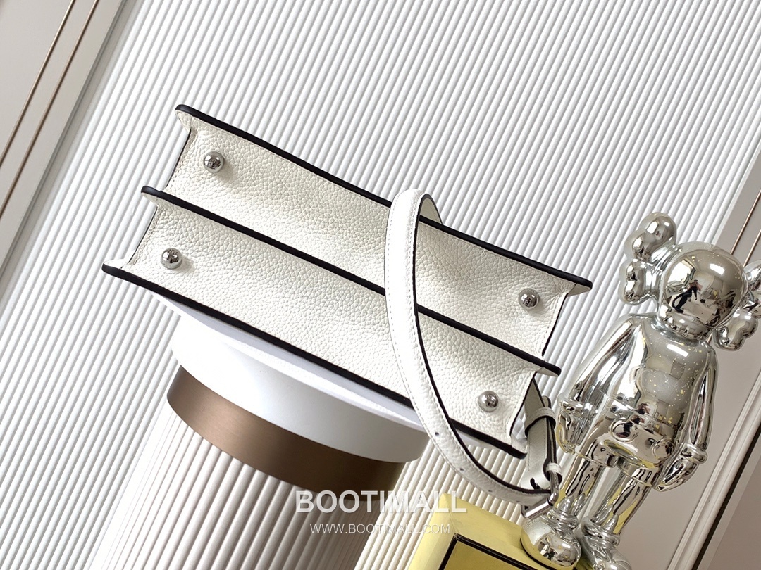 Fendi Peekaboo ISeeU Petite Calfskin Black Top Handle Bag 펜디 피카부 아이씨유 쁘띠 카프스킨 블랙 탑핸들백 27cm 4