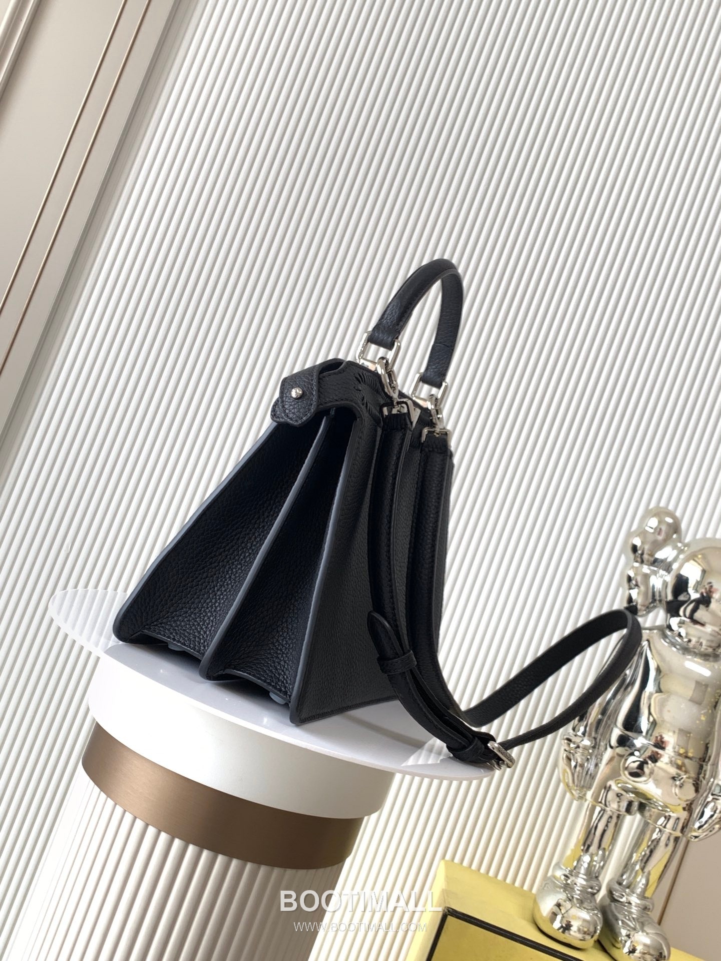 Fendi Peekaboo ISeeU Petite Calfskin Black Top Handle Bag 펜디 피카부 아이씨유 쁘띠 카프스킨 블랙 탑핸들백 27cm 3