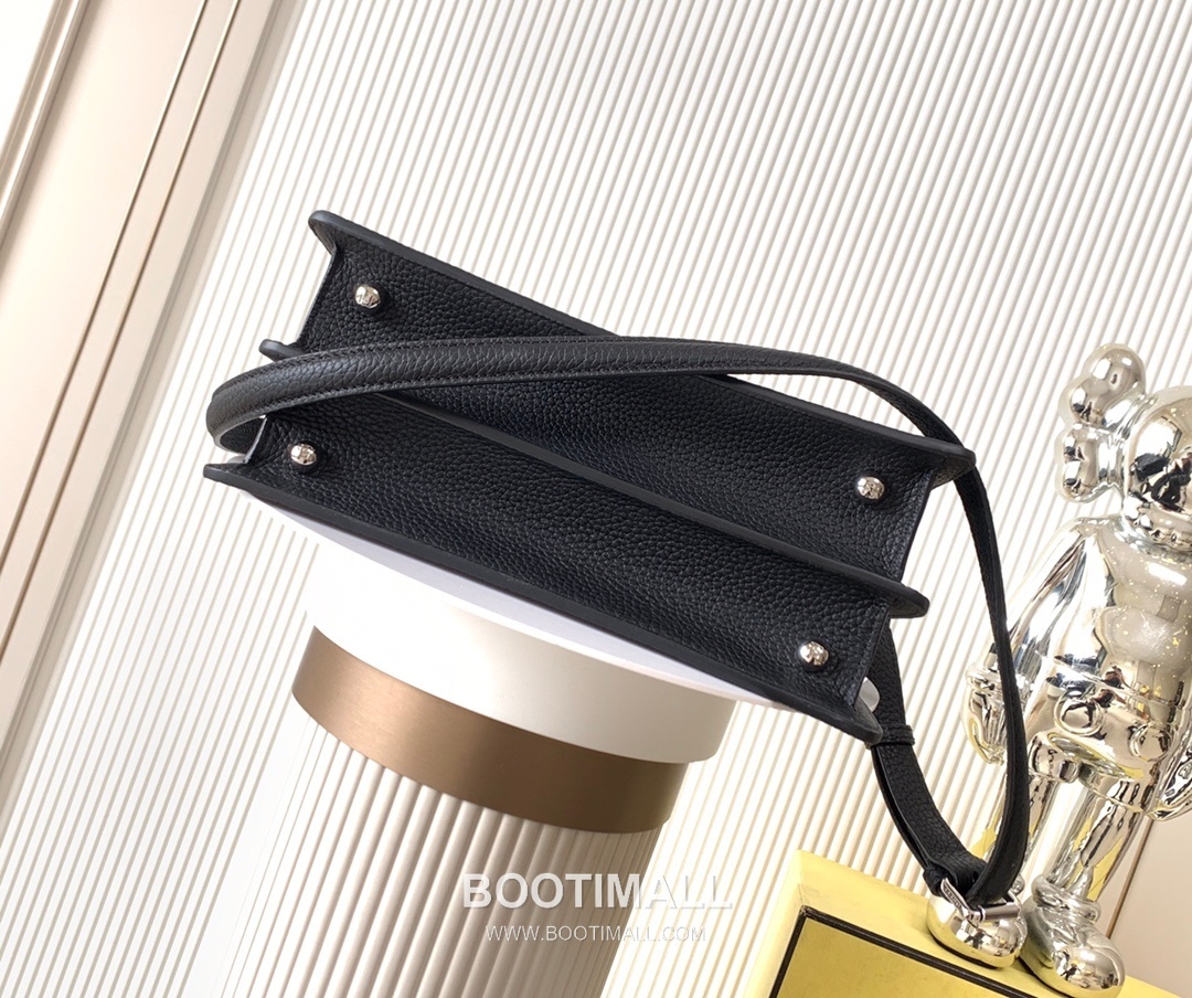 Fendi Peekaboo ISeeU Petite Calfskin Black Top Handle Bag 펜디 피카부 아이씨유 쁘띠 카프스킨 블랙 탑핸들백 27cm 4
