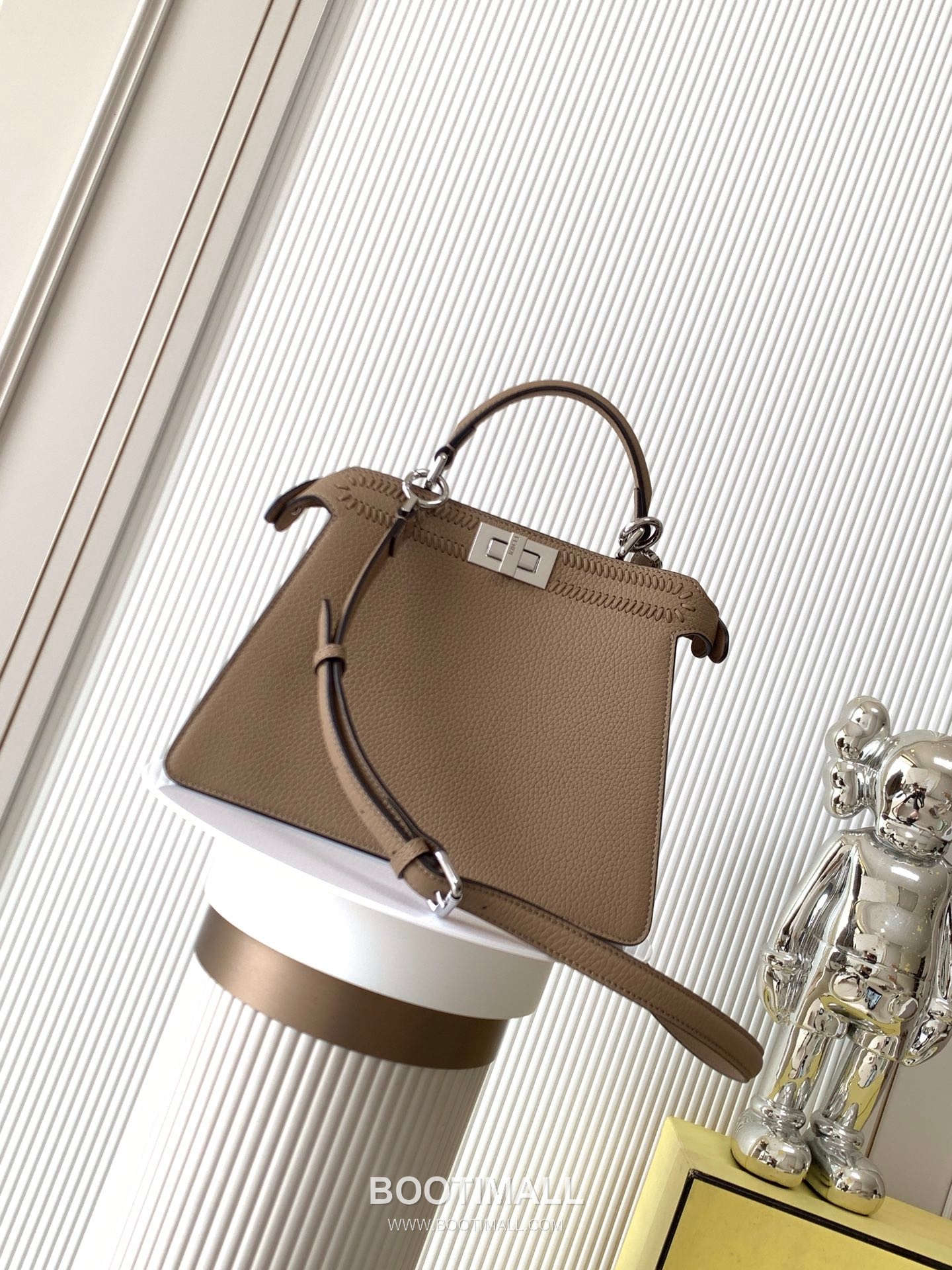 Fendi Peekaboo ISeeU Petite Calfskin Black Top Handle Bag 펜디 피카부 아이씨유 쁘띠 카프스킨 블랙 탑핸들백 27cm 2