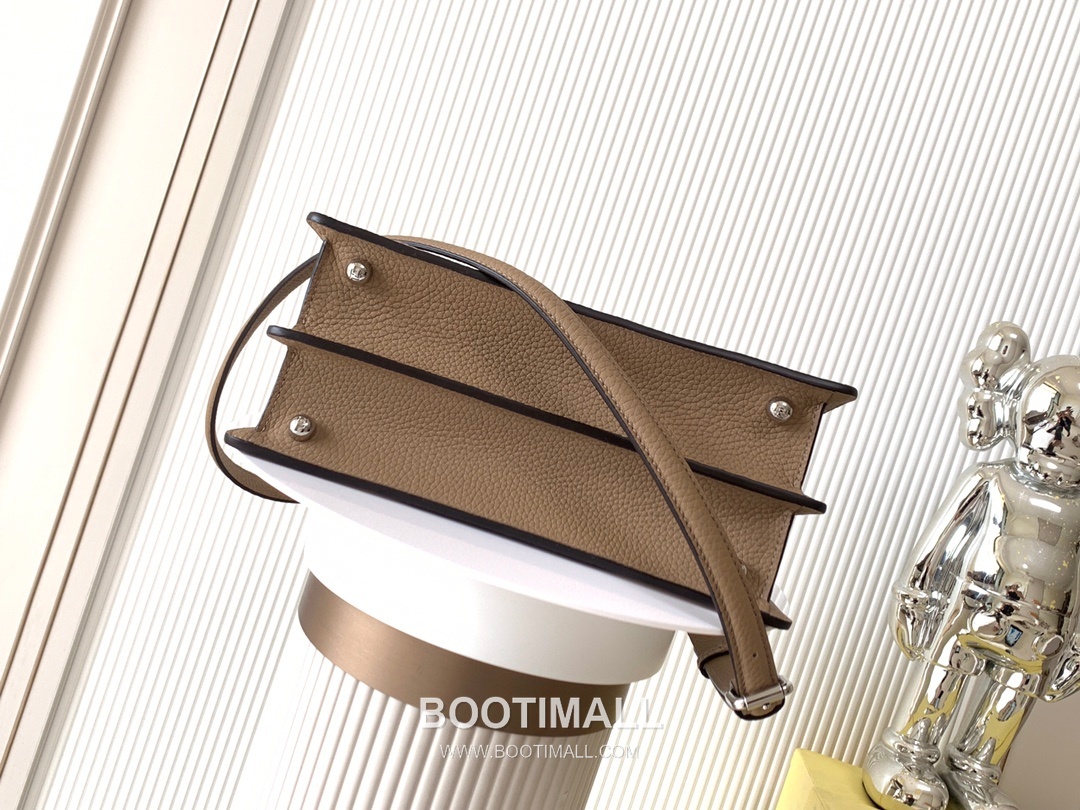 Fendi Peekaboo ISeeU Petite Calfskin Black Top Handle Bag 펜디 피카부 아이씨유 쁘띠 카프스킨 블랙 탑핸들백 27cm 4