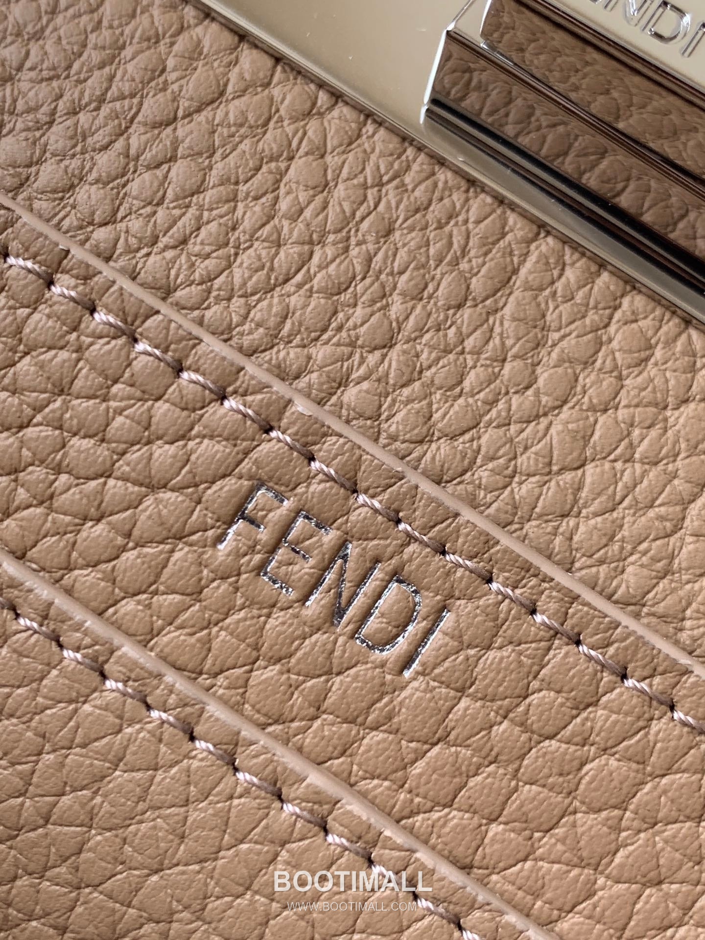 Fendi Peekaboo ISeeU Petite Calfskin Black Top Handle Bag 펜디 피카부 아이씨유 쁘띠 카프스킨 블랙 탑핸들백 27cm 9