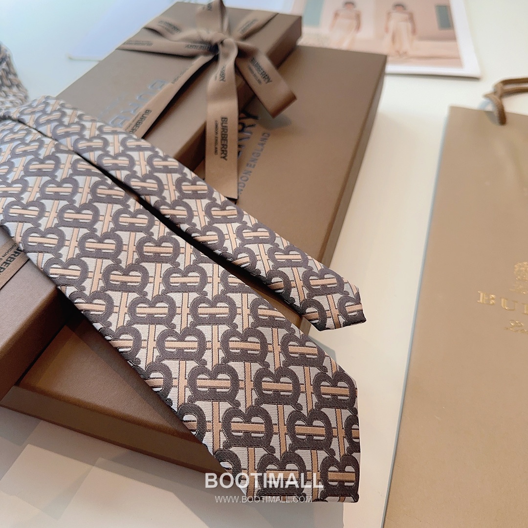 Burberry TB Logo Tie Silk Jacquard Tonal 버버리 TB 로고 넥타이 실크 자카드 톤온톤 1