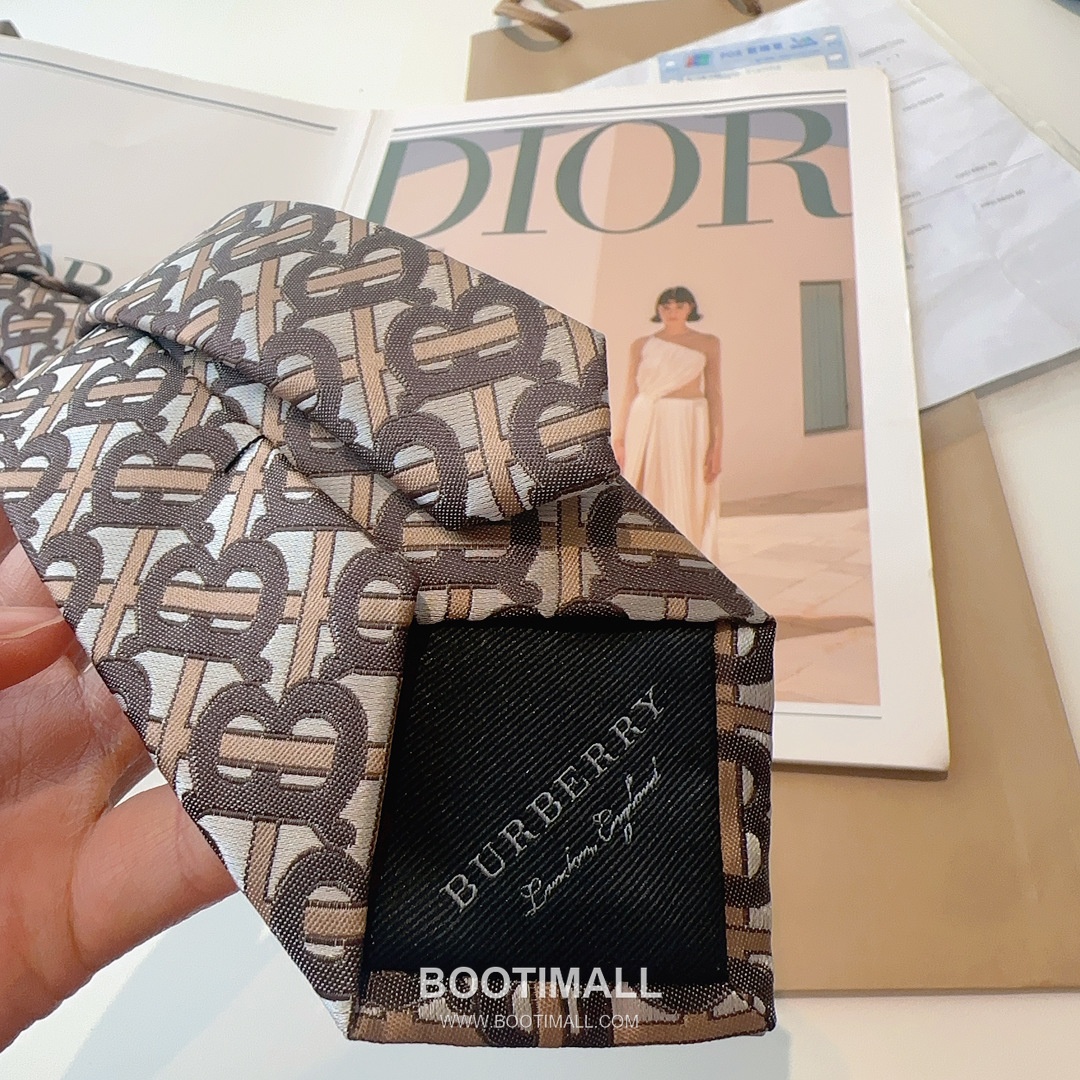 Burberry TB Logo Tie Silk Jacquard Tonal 버버리 TB 로고 넥타이 실크 자카드 톤온톤 5