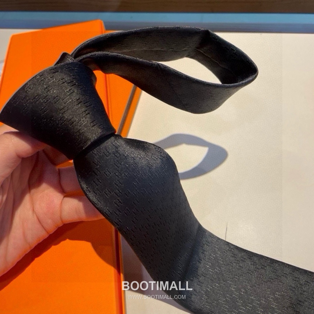 Hermes H Grid Tie Silk Twill Black 에르메스 H 격자 넥타이 실크 트윌 블랙 8