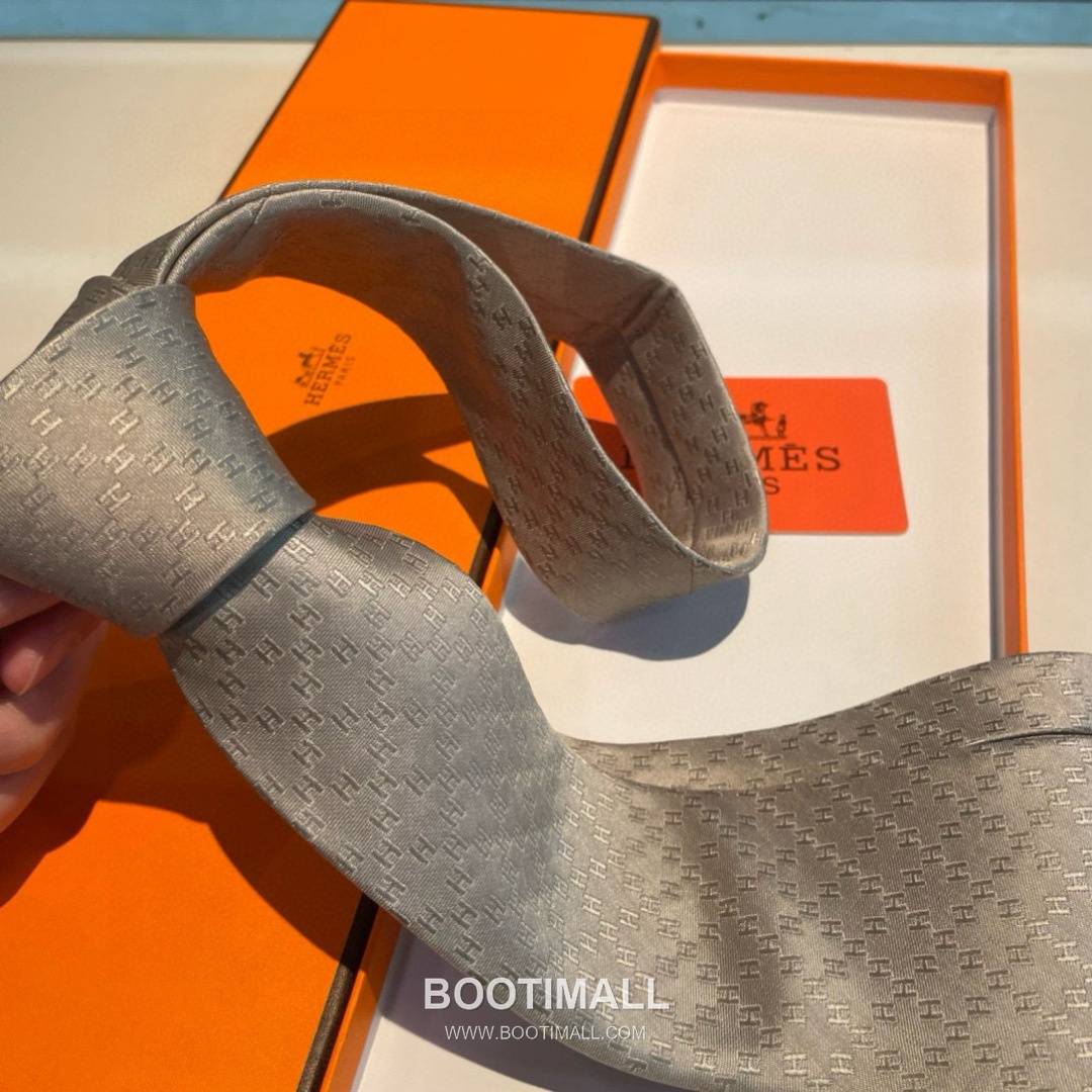 Hermes H Grid Tie Silk Twill Black 에르메스 H 격자 넥타이 실크 트윌 블랙 7