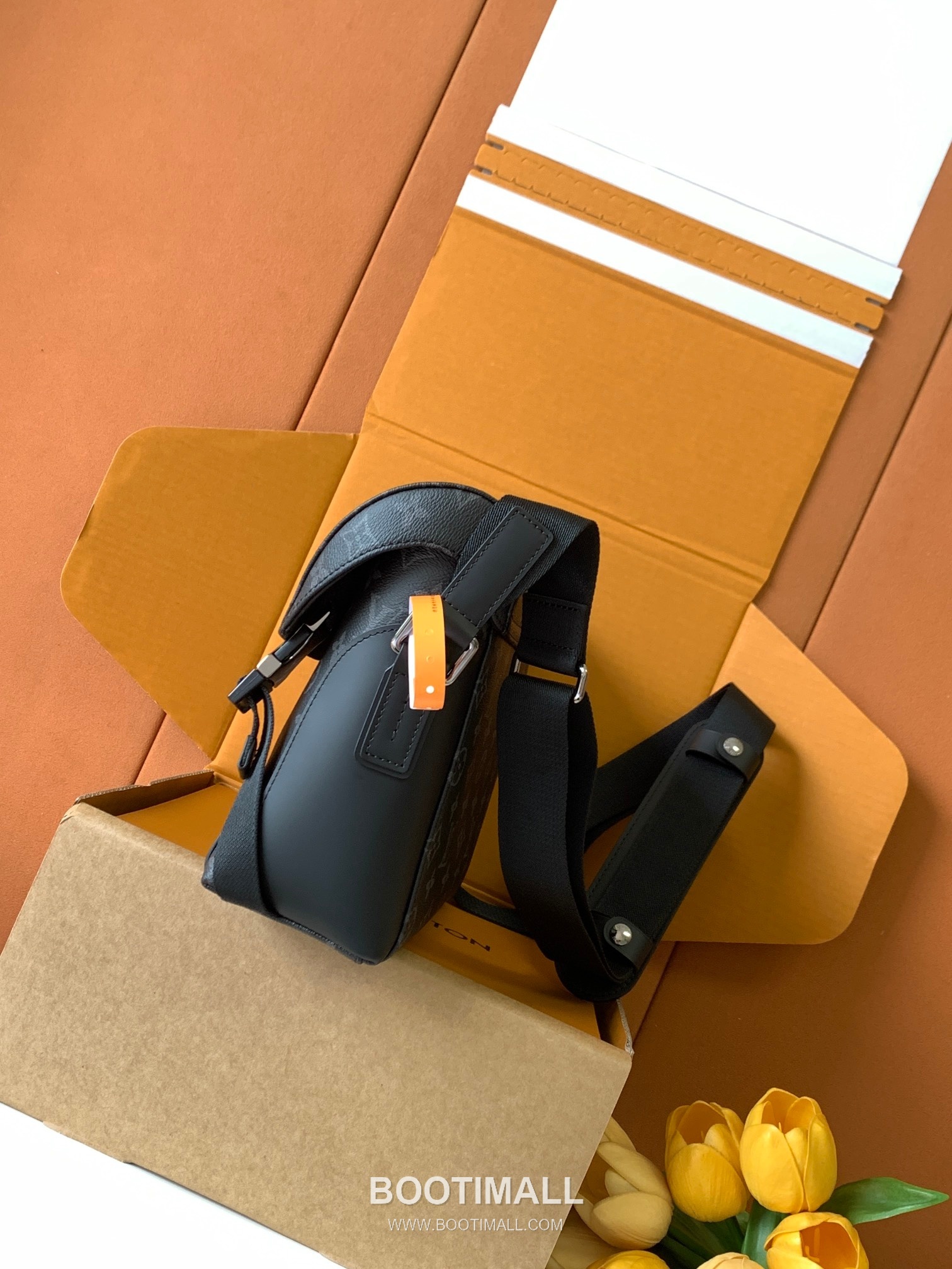 Bulgari Voyager Small Messenger Italian Grade A Leather Black Messenger Bag 호간 보이저 스몰 메신저 이탈리아 A급 가죽 블랙 메신저백 33cm 2