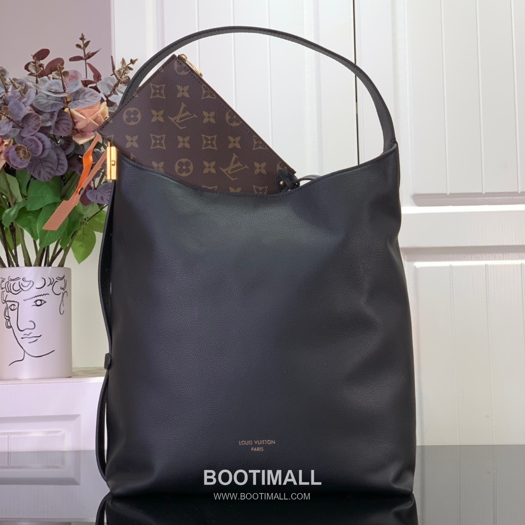 Louis Vuitton Low Key Hobo Medium Soft Grained Calfskin Black Shoulder Bag 루이비통 로우 키 호보 중형 소프트 그레인드 카프스킨 블랙 숄더백 35cm 1
