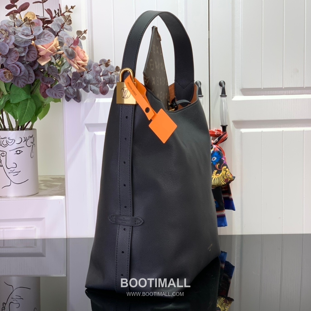 Louis Vuitton Low Key Hobo Medium Soft Grained Calfskin Black Shoulder Bag 루이비통 로우 키 호보 중형 소프트 그레인드 카프스킨 블랙 숄더백 35cm 2